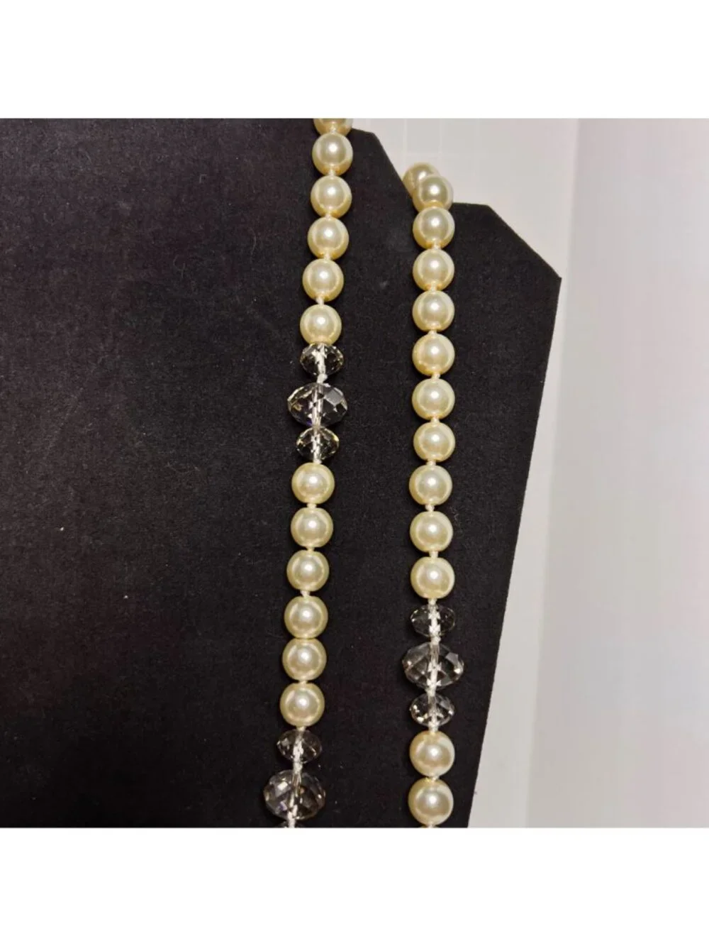 Single Strand Faux Pearl And Clear Faceted Crystal Like Beaded Necklace (6348) - Picture 5 of 7